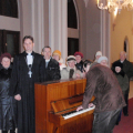 Zviedru kristiešu dāvinātās klavieres tiek iemēģinātas Rēzeknes dievnamā. 2008. gada decembrī. 