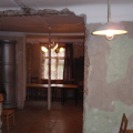 Skats no priekštelpas uz konfirmandu telpu. No sienām ir noņemta padomju laika eļļas krāsa. 2010. gada rudens.